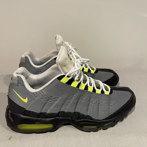 Nike Air Max 95 size 11 green/black great condition